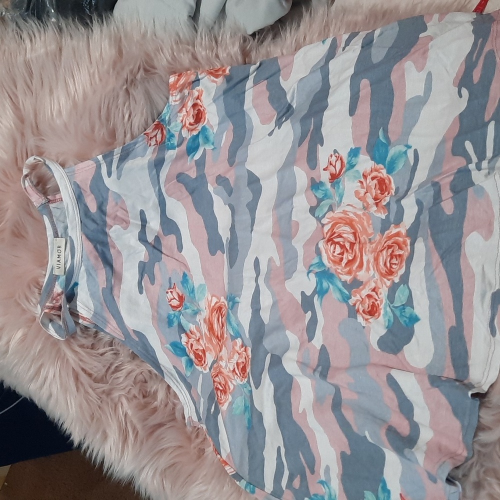 Nwot viamor fliwy camo floral tank size small